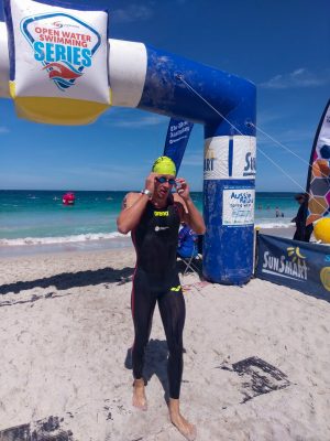 Open water zwemmer Lars Bottelier wint de 10km van Sorrento in voorbereiding op de Rottnest channel swim in Perth Australië